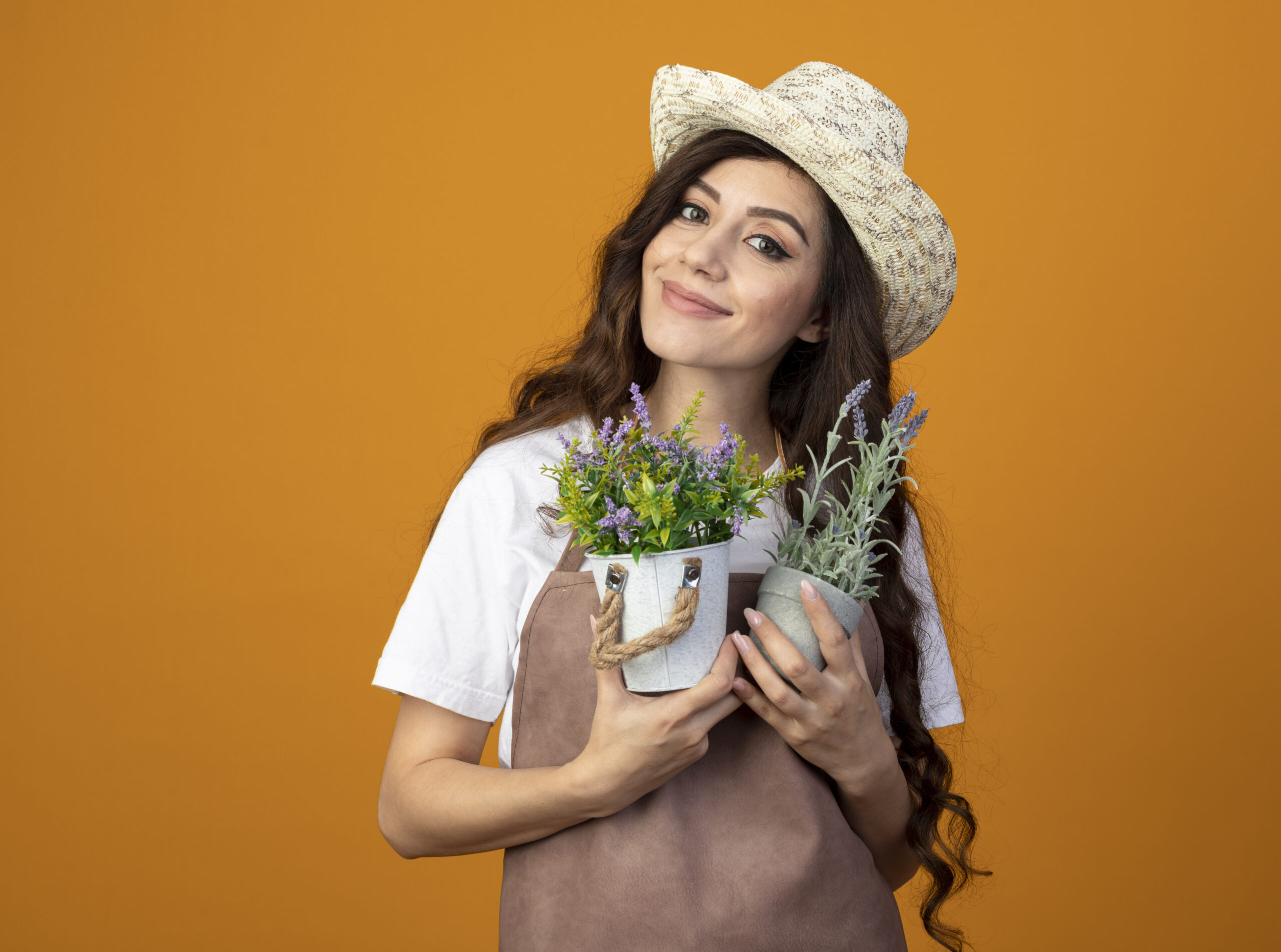 pleased young female gardener in uniform wearing gardening hat holds flowerpots isolated on orange background with copy space SSUCv3H4sIAAAAAAAACpyRz27DIAzG75P2DhHnRmqaP0v6KtUODrgNKoUKSKep6rvPQKg474Z/tj/7M8/Pj6piMzjJ2bF6hohiqdTqvAUvjSa8323cohZoS/Kw7bAvAQrpjZWgSjiD54uGGxLUq1IBv2KSOQ9+dejC9A1x8HghjQTfEmnFU4qrnIhJ6qAUY7uCuXWOLKMk/q/O9PjObuCCmv/GhQsjFhVCMnJKpez649HeSmuwCmkKVw/DQYWCtlC6W8mlvhRtxi/x7LmNm1V7G1Z4b86UMXeYVTjxmTQx8wWco3KReTGI0yebWzFHGx8NbKpM0E+EsGkPfTN2XdcMU9e3w/S1FaTfWyTpxHWyEMX8KkVpXYYNGMepGQH7eh6nvu4mPtbjQfCaYwPn8zAfoGvp8K8/AAAA//8DAC3G++GYAgAA